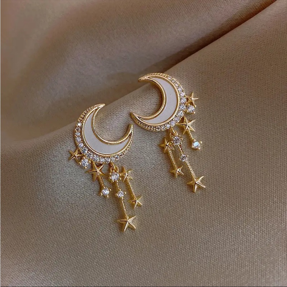 So cute moon earring with stars mother of pearl and rhinestones nwt